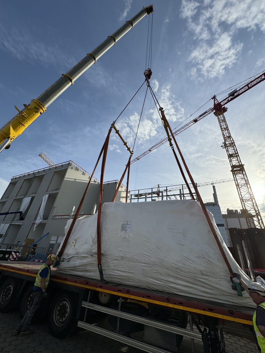 Modul wird bei einem Industrieprojekt mit dem Kran eingehoben