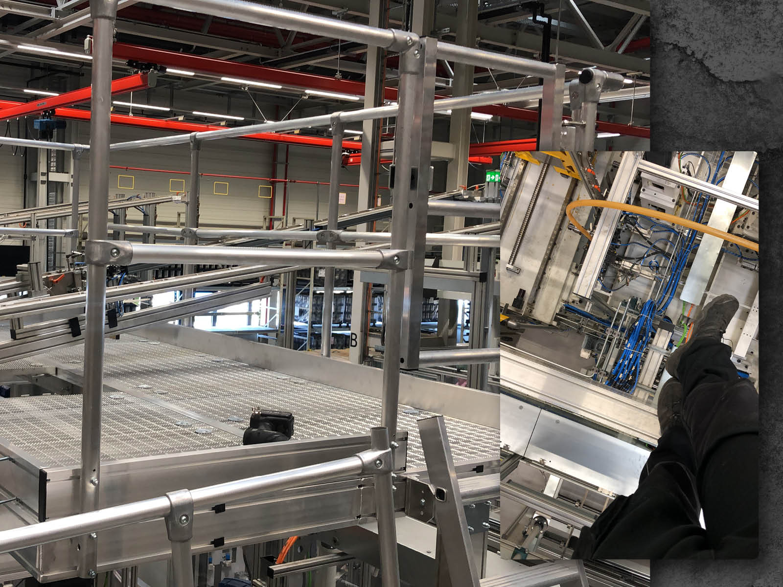 Montierte Industrieanlage mit Stahlbau und Rohrleitungen