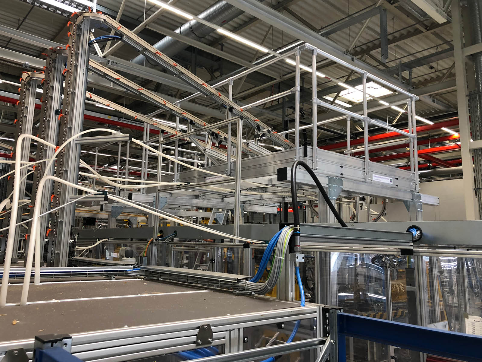 Leitungen und Verkabelung einer Industrieanlage bei der Inbetriebnahme